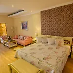 Phoenicia Luxury Нэводари