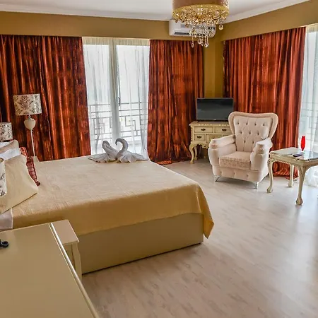 Phoenicia Luxury Hotel 4*